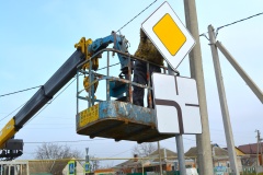 🚧 Работы по замене дорожных знаков на улицах нашего поселения продолжаются! 🛑