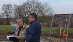 Глава поселения посетил строящуюся детскую площадку в х.Красный Зеленчук