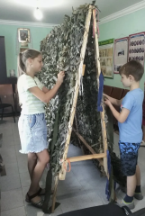 На территории поселения активно ведет работу волонтерский центр по плетению маскировочных сетей.